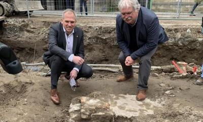 Matthias aan de opgraving van het Onze-Lieve-Vrouwekerkhof